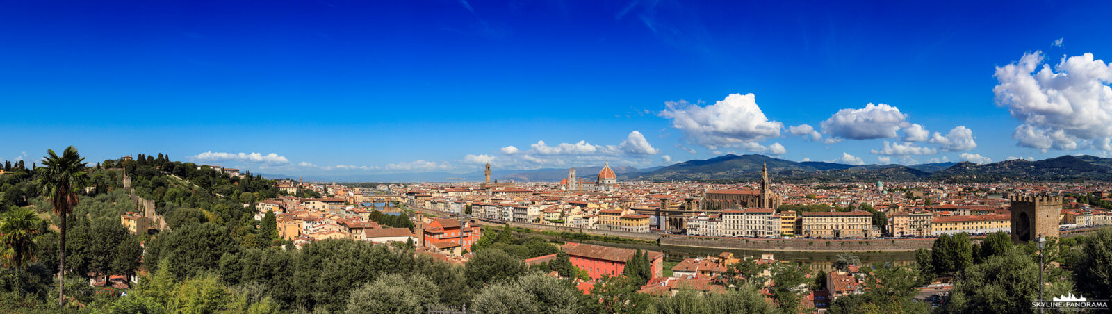 Panorama Italien – Eine Stadtansicht der Altstadt von Florenz als Skyline Panorama vom Piazzale Michelangelo gesehen. Die Aufnahme zeigt die Stadt am Tag.