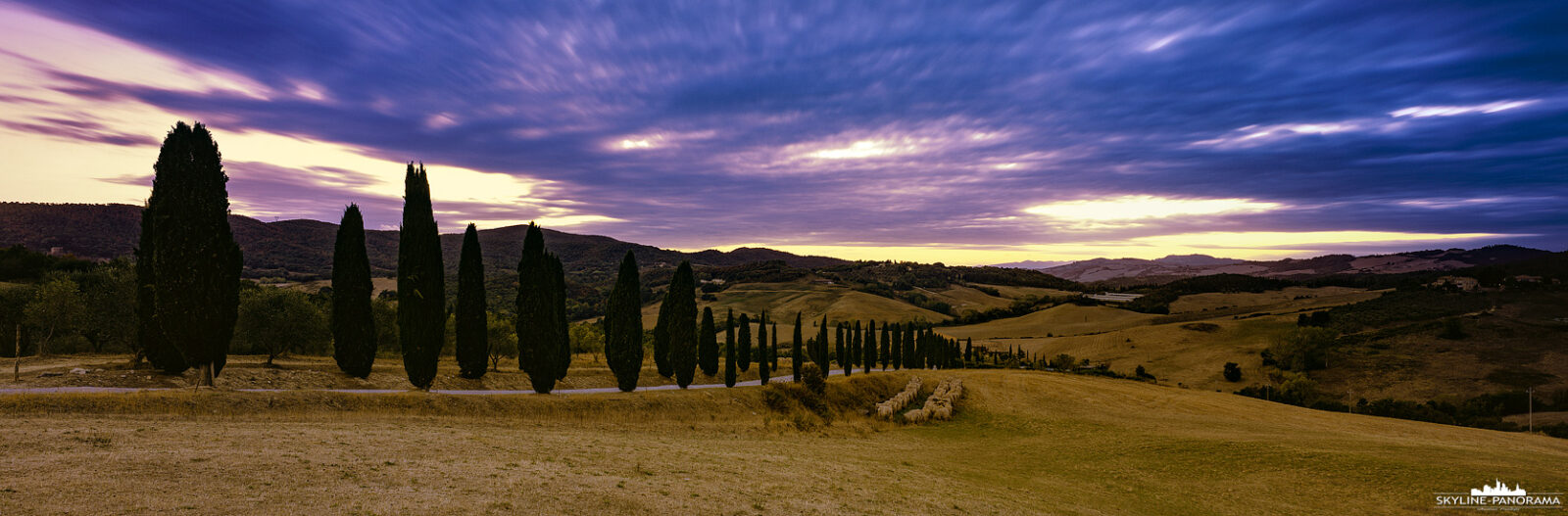 Panorama Landschaft Italien - Einblick in die herbstliche Toskana, auf einem Feld im Val d’Elsa kurz nach Sonnenuntergang