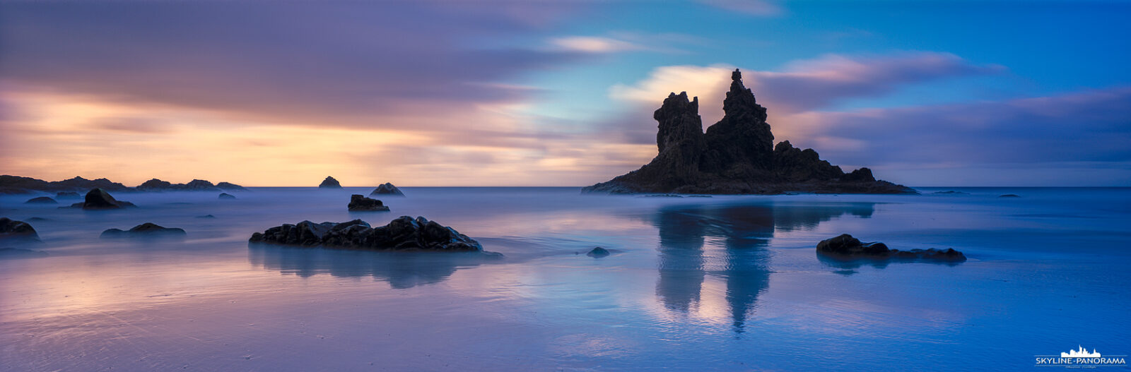 6x17 Panorama - Einer der schönsten und bekanntesten Fotospots von Teneriffa befindet sich im Nordosten der spanischen Ferieninsel, der lange und kurvenreiche Weg zum Playa de Benijo lohnt sich jedoch in jedem Fall - nicht nur für Fotografen. Hier wurde die imposante Felsformation, die sich nah am Strand befindet, als Langzeitbelichtung zum Sonnenuntergang in einem analogen Panorama festgehalten.