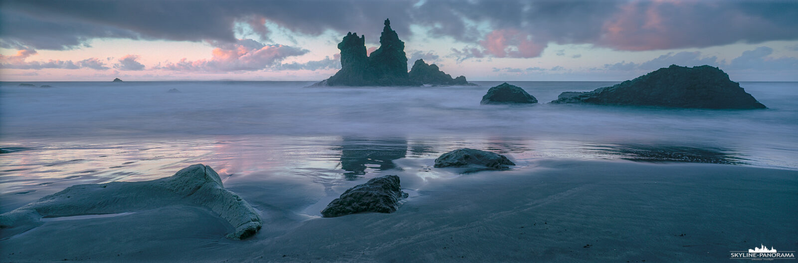 Fotospots auf Teneriffa - Der Playa de Benijo, im Osten von Teneriffa gelegen, ist einer der beeindruckendsten Strände auf der Insel, er bietet Landschafts- und People-Fotografen zahlreiche Perspektiven mit oft spektakulärem Licht in den Abendstunden.