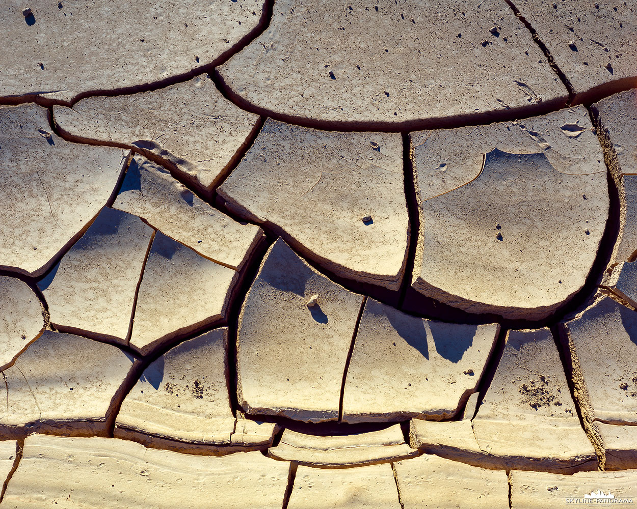 Bilder aus dem Death Valley - Dieses Motiv von ausgetrocknetem und aufgesplittertem Schlamm habe ich am Wegesrand entdeckt. Diese Stellen entstehen immer dann, wenn es im Death Valley zu starken Regenschauern kommt, sich das Wasser in den Senken des Nationalparks sammelt und in relativ kurzer Zeit durch die Sonneneinstrahlung verdunstet. Übrig bleiben diese recht fotogenen Strukturen mit Mudchrack, die auch Mud Tiles genannt werden.