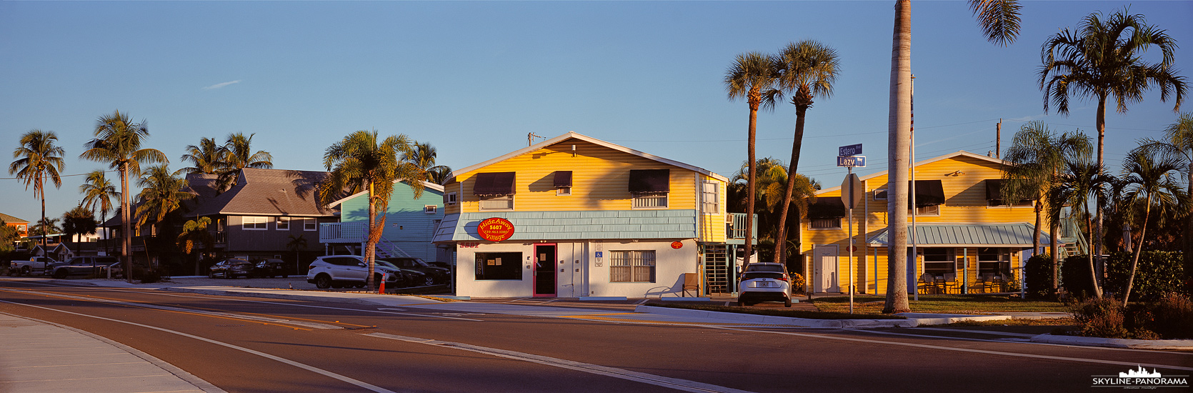 Florida Panorama - Hideaway Village Motel in den für Florida typischen Farben, gesehen in Fort Myers Beach im November 2021. 