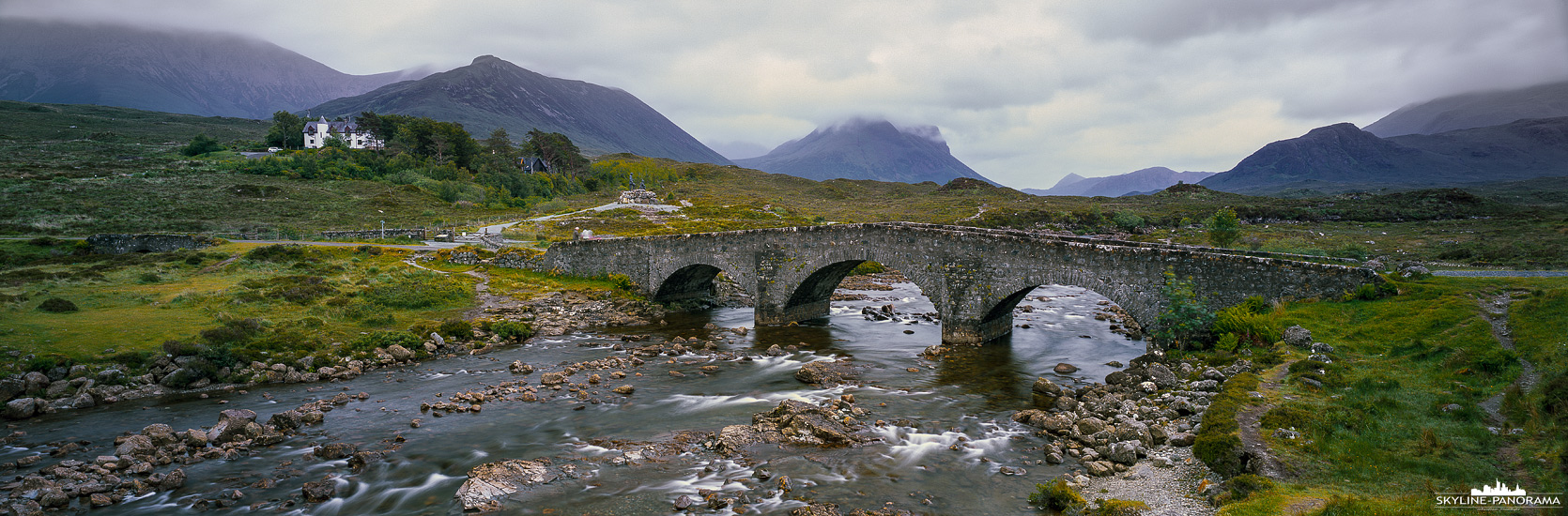 Panorama Schottland - Die Sligachan Old Bridge ist eines der bekanntesten Fotomotive auf der Isle of Skye. Hierbei handelt es sich um eine im 18 Jahrhundert erbaute Straßenbrücke, die heutzutage nur noch für Fußgänger und Radfahrer zugelassen ist. Sie überquert den Fluss Sligachan in der Nähe des gleichnamigen Ortes. 