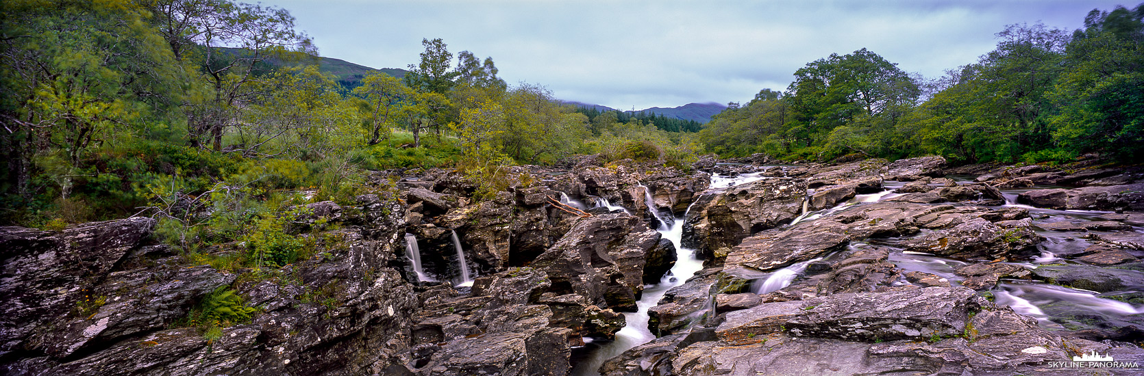 Panorama Schottland - Ein Panorama der Wasserfälle im Glen Orchy Schottland, die gälische Bezeichnung für die Wasserfälle lautet Eas Urchaidh, Falls of Orchy. Nur wenige Gehminuten von den teils spektakulären Stromschnellen entfernt, findet man direkt an der B8074, einen Wanderparkplatz mit kleinem Picknick-Bereich. 