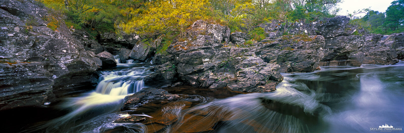 Panorama Schottland - Panorama der Eas Urchaidh Wasserfälle am Orchy River, im gleichnamigen Tal Glen Orchy. Entlang der Straße B8074, die den Verlauf der Schlucht folgt, befinden sich die Stromschnellen ganz in der Nähe eines gut ausgebauten Parkplatzes. Es gibt sicherlich beeindruckendere Wasserfälle in Schottland, aus meiner Sicht sind sie als Motiv für ein Foto aber dennoch recht lohnend.