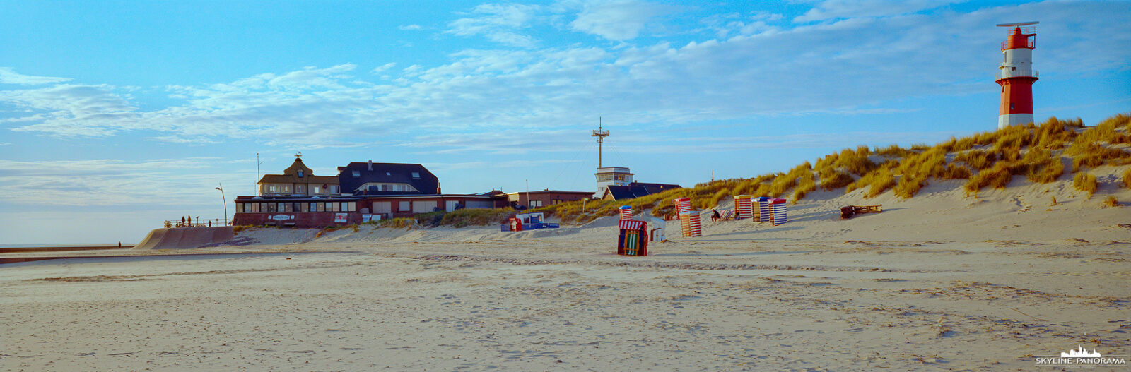 Panorama Nordseeinsel Borkum - Strandidyll am Südstrand, mit dem Elektrischen Leuchtturm und dem Restaurant Heimliche Liebe. In den Nachmittagsstunden hat man am Südstrand das schönste Licht zum Fotografieren, hinzu kommt, dass man hier natürlich Nordseemotive auf Anhieb findet.